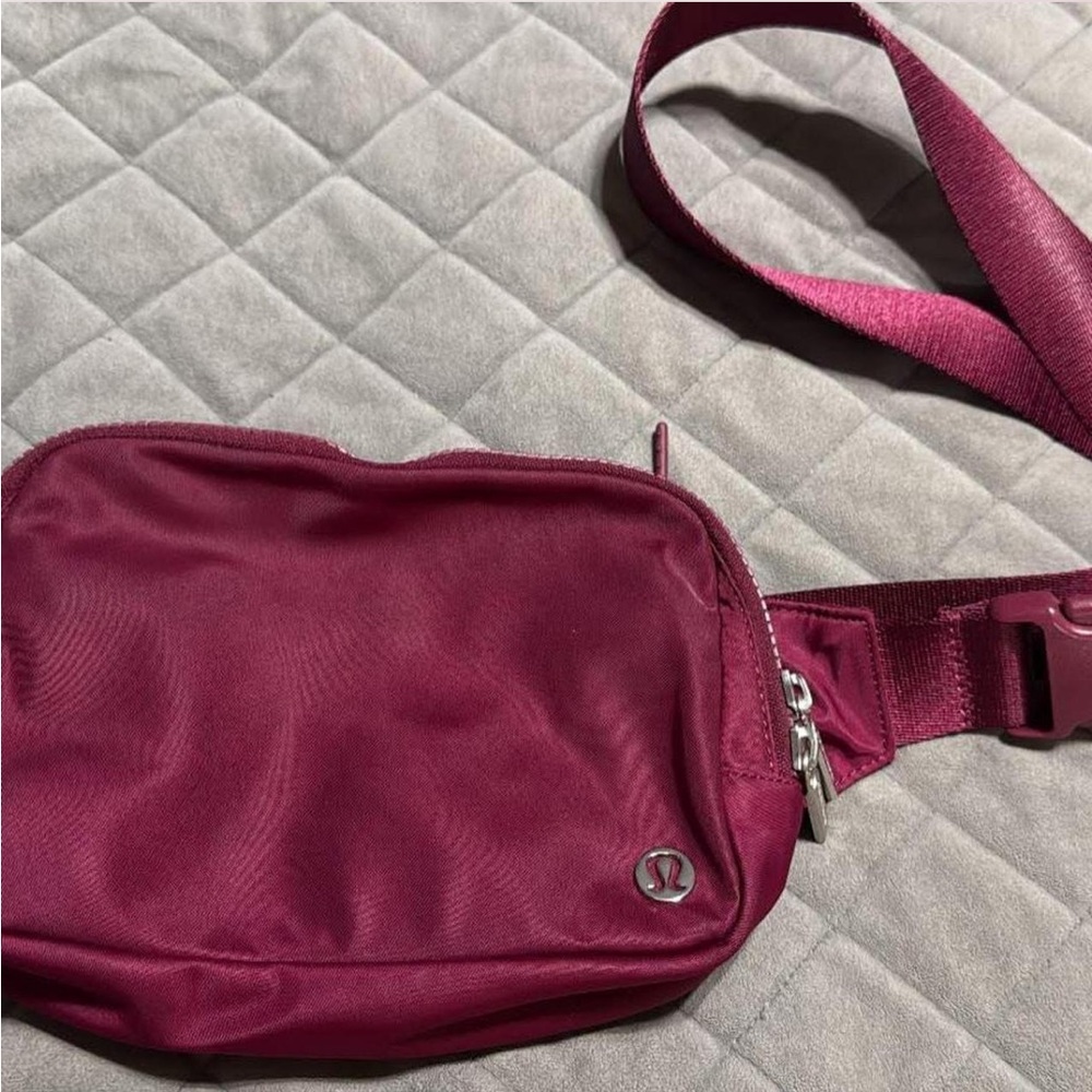 Like New lululemon athletica Wine Red 2L large size Crossbody Bag